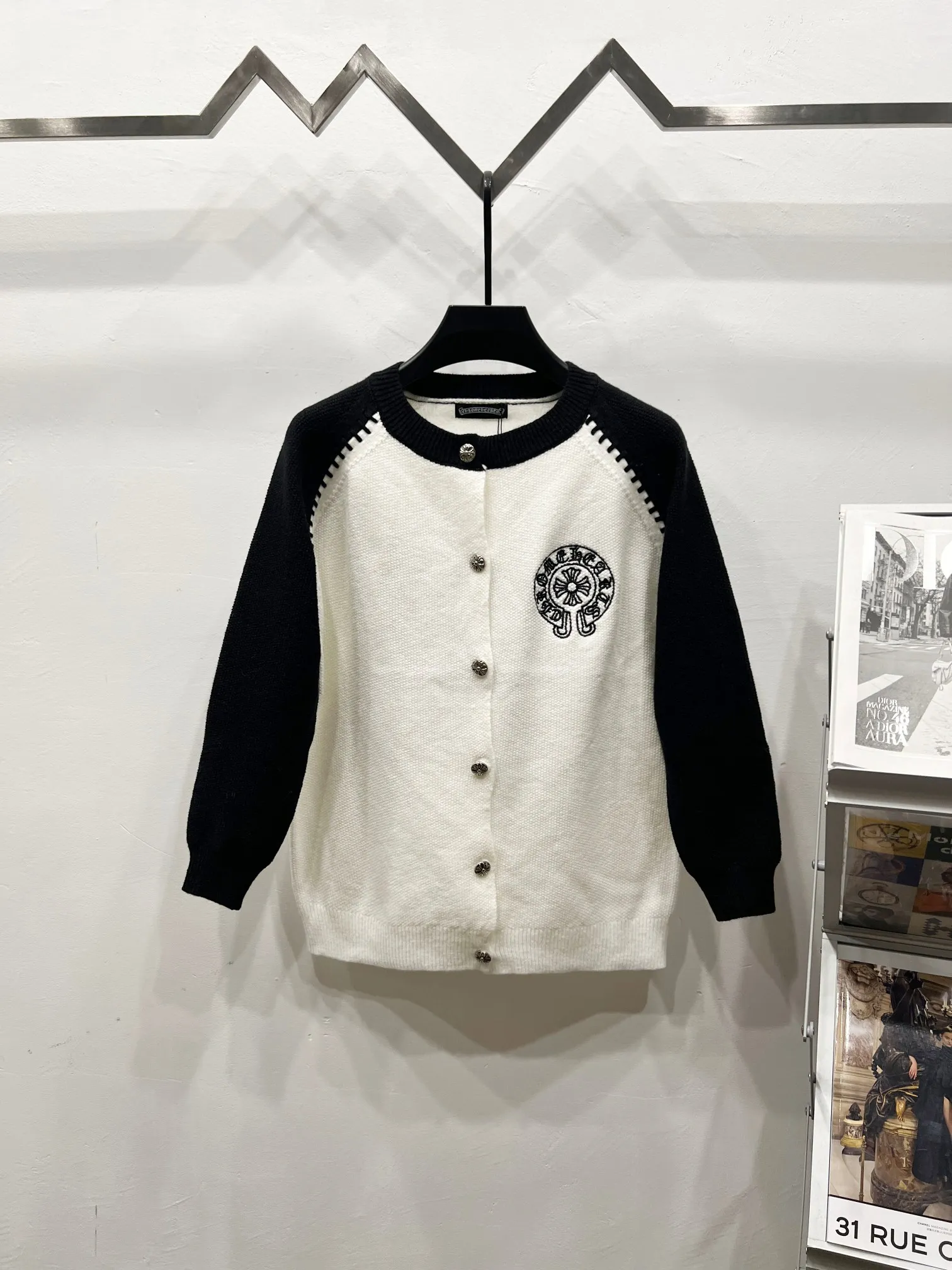 P290 Style No.: (Q079) ChromeHearts popular Chrome Hearts CH Sanskrit horseshoe cross embroidery button cardigan jacket raglan sleeve sweater, contrasting color splicing raglan round neck knitted sweater, unique knitting texture, soft and skin-friendly, classic pattern embroidery on the front and back. Retro chic. The contrasting color raglan sleeve design and the thick stitching craftsmanship at the joints make it look great when worn alone or layered! The fit is loose and slimming! Fashionable patchwork colored sweater, colorfully intertwined, with clear layers, warm and slimming. Whether worn alone or layered, you can easily control various styles and show your personal charm. The raglan sleeves are shoulder-width in contrasting colors and have ultra-detailed embroidery on the front and back, giving it a casual street feel. It looks great when worn alone! The sleeves are designed with contrasting colors and seams, and the round neck style reveals the neck and flatters the face shape! Wool blend knitted fabric, soft, comfortable and warm to the touch. Contrasting color design➕Loose fit, not flattering on your body shape and slimming, not to mention how easy it is to wear! Basic, versatile and fashionable classic! Black and white are versatile! Black and gray high-end! Couples get involved!  Color: black and white/black gray Size: S~M~L